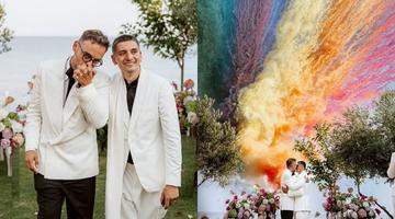 Celebrul cuplu gay din România s-a căsătorit în secret, într-un decor de poveste din Grecia, direct pe plajă! După o poveste discretă de iubire, cei doi au spus cel mai important „da”, iar imaginile de la eveniment sunt de-a dreptul spectaculoase. Ce au observat fanii în fotografii. Toți au făcut ochii mari când au văzut acest detaliu în mod special