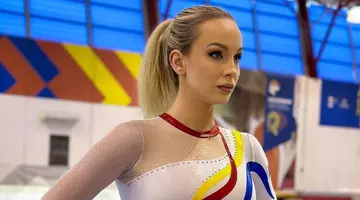 Renta viageră pe care Sandra Izbașa o primește lunar de la statul român. Câți bani îi intră în cont concurentei de la Power Couple România 2026