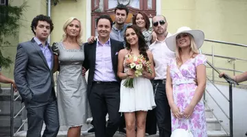Azi, Andra și Măruță, 18 ani de la nunta cu sute de vedete! Imagini de la nunta cu 800 de invitați, care a paralizat orașul Târgu Jiu. Din poza aceasta toți s-au despărțit, mai puțin soții Măruță