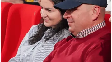 Gata, s-a aflat! Ce salariu frumușel are Ioana Fâșie, iubita lui Ilie Bolojan. Misterioasa brunetă nu este vedetă și nici nu trăiește din expunere publică