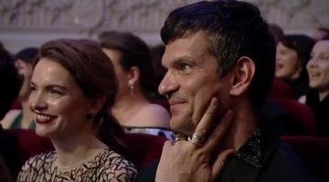 Tudor Chirilă și iubita lui, tandri și eleganți, în public! Iulia Mîzgan “a stins lumina” efectiv. Ce rochie, ce look, ce atitudine! Ce i-a spus Tudor când a văzut-o la machiaj