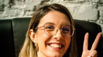 WOW, felicitări! Diana Buzoianu a împlinit 32 de ani, iar recent a vorbit și despre iubitul ei! A fost cu el la emisiune și uite cât de îndrăgostită în privește! “E prietenul meu de 11-12 ani”. Cine este bărbatul pe care îl iubește din studenție
