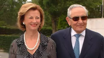 Dumnezeu să îi odihnească!  Acum sunt împreună, în eternitate! Poate nu îi știi după chip, dar numele lor e celebru în toată lumea! Și tu consumi produsul creat de această familie legendară! Imagini de la priveghiul regretatei doamne, lumea a stat la coadă