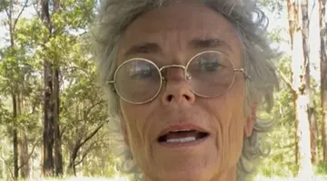 Actrița tinereții noastre, de la simbolul  frumuseții, la ținta criticilor dure. Cândva idolul unei planete, azi judecată pentru felul în care arată. Povestea unei libertăți asumate