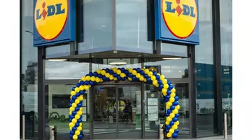 S-a deschis cel mai mare magazin Lidl! Are 3 etaje și terasă amenajată