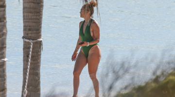 Dovada că posteriorul lui Jennifer Lopez nu arată deloc ca în reclame. 20 de poze neretușate, surprinse de paparazzi, la plajă
