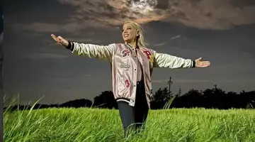 Felicitări! Vedeta noastră este gravidă pentru prima oară la 42 de ani! Logodnicul e muuult mai tânăr ca ea! ”Sunt însărcinată, NU suntem însărcinați!