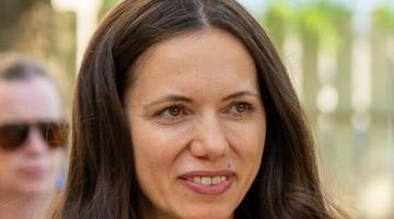 WOW! Mirabela Grădinaru, apariție de senzație la ambasada Americii! NU mai poartă rochii cuminți, așa chiar nu ai văzut-o niciodată! A atras toate privirile la brațul președintelui