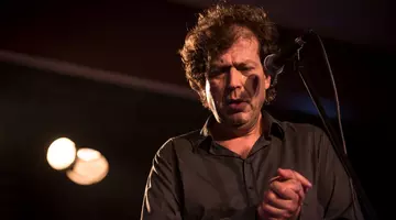 Văduva și copiii lui Artan, mângâiați de colegii regretatului artist. Cum a apărut Adrian Despot la priveghi. Ținuta lui a întors toate privirile!