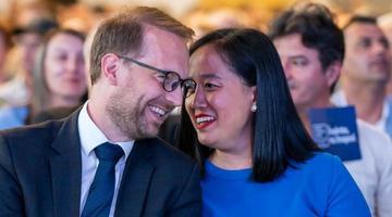 Wow, imagini rare cu soția și fiica lui Dominic Fritz. Cum arătau când s-au cunoscut, efectiv nu îi recunoști! Ce salariu are și cu ce se ocupă misterioasa soție cu nume exotic și funcție mare a lui Dominic Fritz