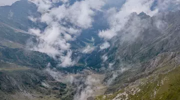 Un bărbat a murit în Munții Făgăraș, după ce a căzut 200 de metri într-o râpă, în zona unui lac glaciar