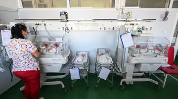 Cvadrupleți născuți prematur la Miercurea Ciuc, transferați la Maternitatea Brașov. Zeci de medici s-au mobilizat pentru a-i salva. Niciunul nu cântărea mai mult de 800 grame