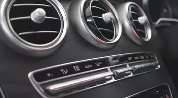 Câtă benzină consumă, de fapt, aerul condiționat. La drum lung, clima poate adăuga peste 200 de lei la cost