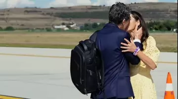 Nicușor Dan a sărutat-o pe Mirabela Grădinaru pe aeroport și a postat imaginile pe TikTok. Șeful statului este în SUA, la Adunarea Generală a ONU