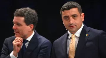 „Matematicianul vs. fostul huligan de fotbal”. Financial Times scrie despre ascensiunea populismului în România, lupta Dan-Simion și o nouă furtună anti-UE