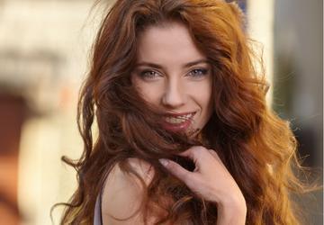 Căderea părului, cauze, soluții și tratamente naturale