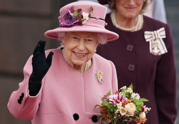 Ce face Regina Elisabeta a II-a cu hainele după ce le poartă