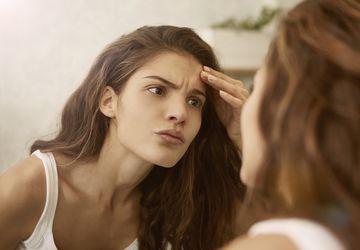 Obiceiuri care dăunează tenului: fumatul, consumul de zahăr și multe altele