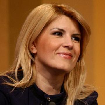 Elena Udrea îşi îngrijeşte tenul cu aur şi argint