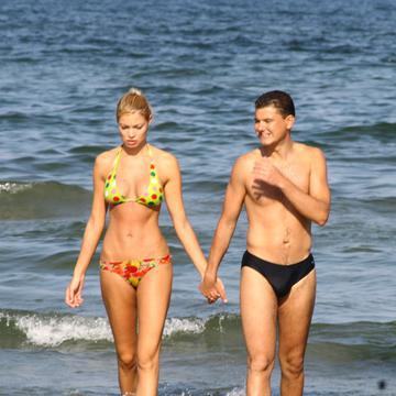 Cum se îmbracă vedetele la plajă
