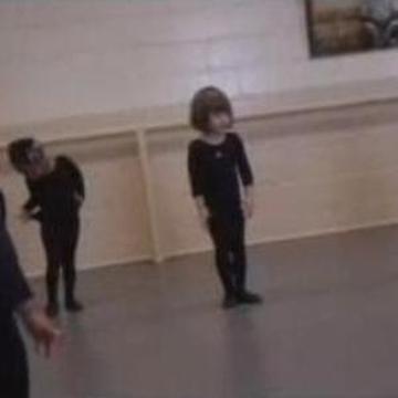 Video: O fetiţă încearcă din răsputeri o poziţie de balet