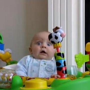 Video: Un bebeluş este îngrozit de nasul mamei lui