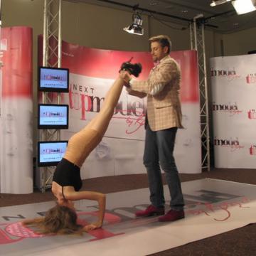 Fetele sunt în stare de orice pentru a-i intra în graţiile lui Bote: O tânără s-a tuns cu briceagul