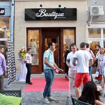 Viitorul soţ al Deliei Matache şi-a deschis boutique de fiţe în Centrul Vechi!