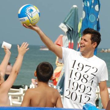 Cove, arbitrul amazoanelor, şi-a stins setea cu ayran pe plajă