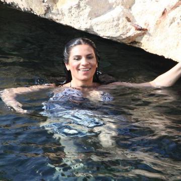 Poze: Însărcinată în patru luni, Ellie White a înotat în apa de 15 grade Celsius din Malta