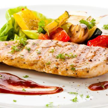 Reţetă: Piept de curcan cu legume
