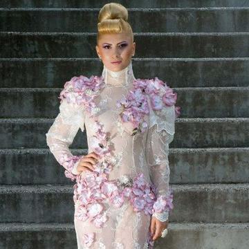 Adora va lansa noua piesă în rochie de mireasă!