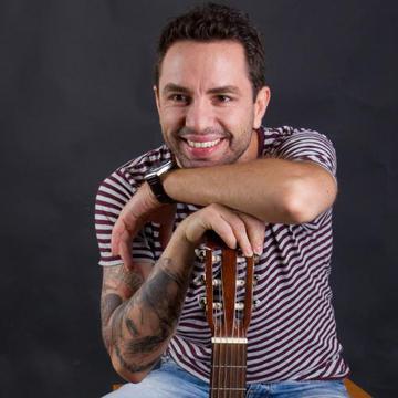 Claudiu Mirea ar poza gol într-o revistă pentru femei!