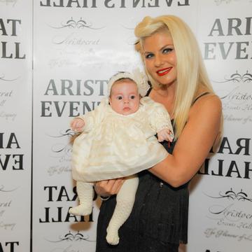 Adina de la Heaven, o naşă de botez stilată. Uite cum s-a îmbrăcat! 