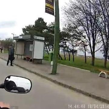 Gestul uimitor pe care un motociclist l-a făcut pentru un bărbat care a pierdut autobuzul