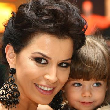 Două frumoase: Simona Pătruleasa și fiica ei poartă rochii identice