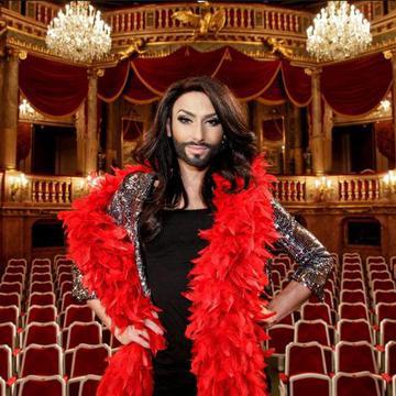 Look dramatic! Conchita Wurst îţi dezvăluie secretul apariţiilor ei! Video