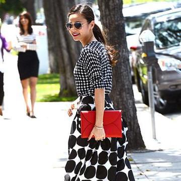 Look de copiat! Jamie Chung te învaţă cum să asortezi bulinele!
