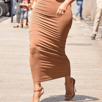 Atât de mulată că i se văd toate formele. Cum a ieşit Kim Kardashian pe stradă