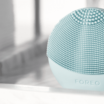 (P) Noul FOREO LUNA Play Plus –  curatare faciala pe baza de pulsatii sonice oriunde, oricand!