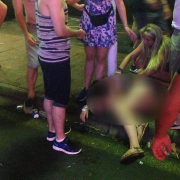 Englezoaicele îşi fac de cap în Spania! Ce i-au făcut 15 bărbați unei tinere, este şocant | VIDEO 