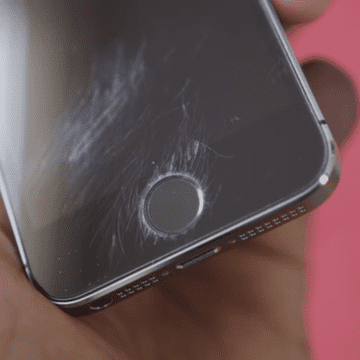 Cum să scapi de zgârieturile de pe telefon? În 2 minute e ca nou!