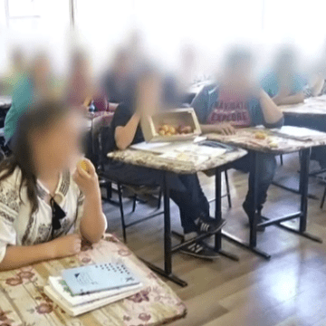 Dreptate pentru elevii din Bacău, puși să mimeze că mănâncă fructe