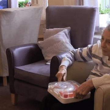 Un bărbat a inventat jeleuri pentru a își ajuta bunica bolnavă de demență să se hidrateze VIDEO