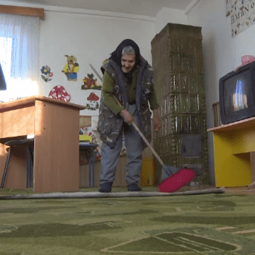 O bătrână de 83 de ani, care lucra de 40 de ani la o grădiniță, ca femeie de serviciu, a fost concediată după ce a ajuns la TV