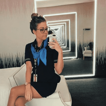 O stewardesă a vărsat o tavă cu băuturi pe CEO-ul American Airlines. Reacția acestuia