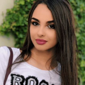 Adolescentă cu media 9.86 la BAC, nu se poate înscrie la facultate din cauza unui manual pierdut