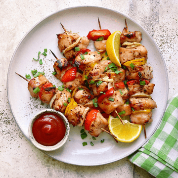 Frigărui de pui cu legume fragede și aromate