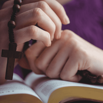 Aplicaţia românească de rugăciuni personalizate care a cucerit lumea. Jocuri tematice şi răspunsuri la întrebări religioase