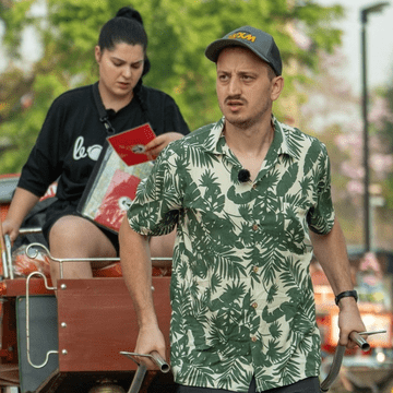 Cine este Mane Voicu de la Asia Express 2024. A renunţat la şah pentru stand-up comedy